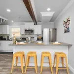 Central Yellow Gem: Cozy Views & Proximity