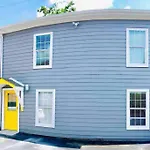 Central Yellow Gem: Cozy Views & Proximity