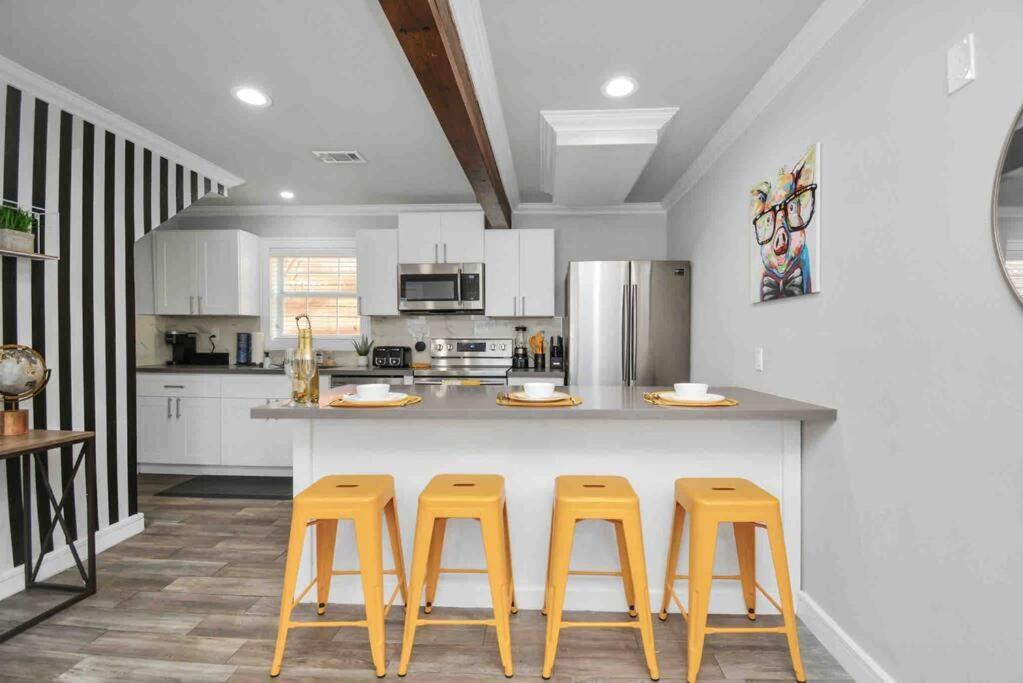 Yellow Gem: Cozy Views & Proximity Apartment
