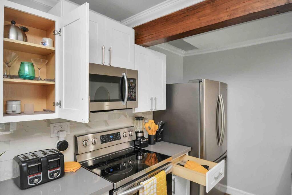 Yellow Gem: Cozy Views & Proximity Apartment *