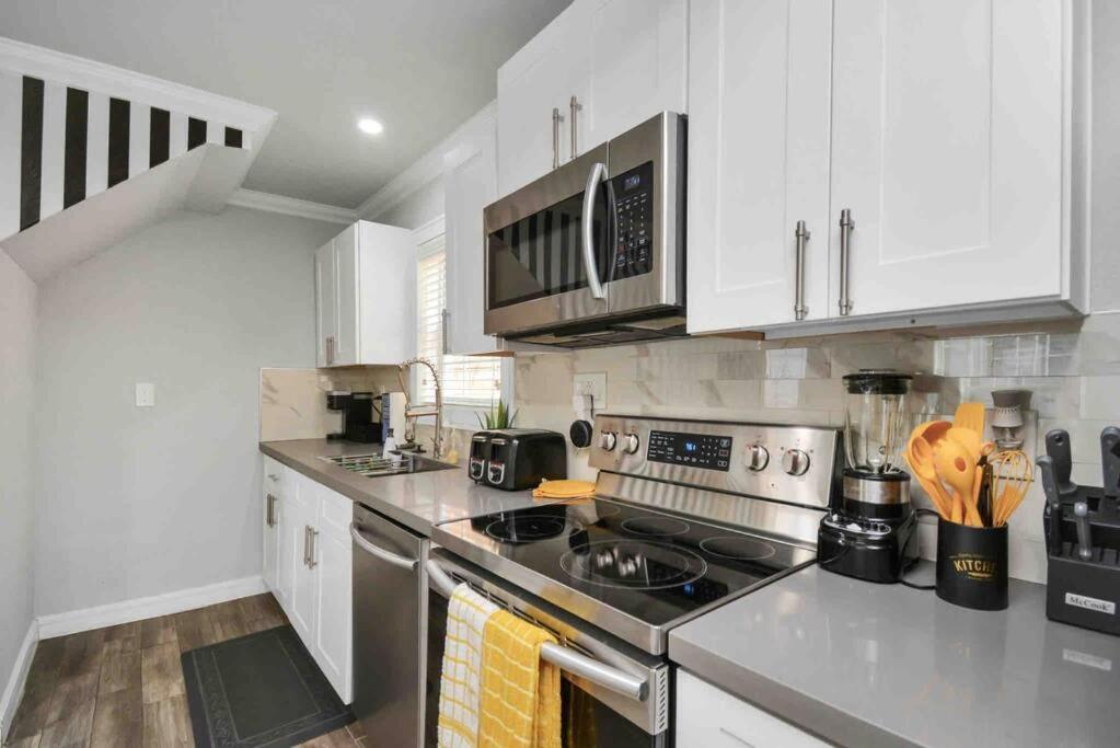 Apartment Yellow Gem: Cozy Views & Proximity *