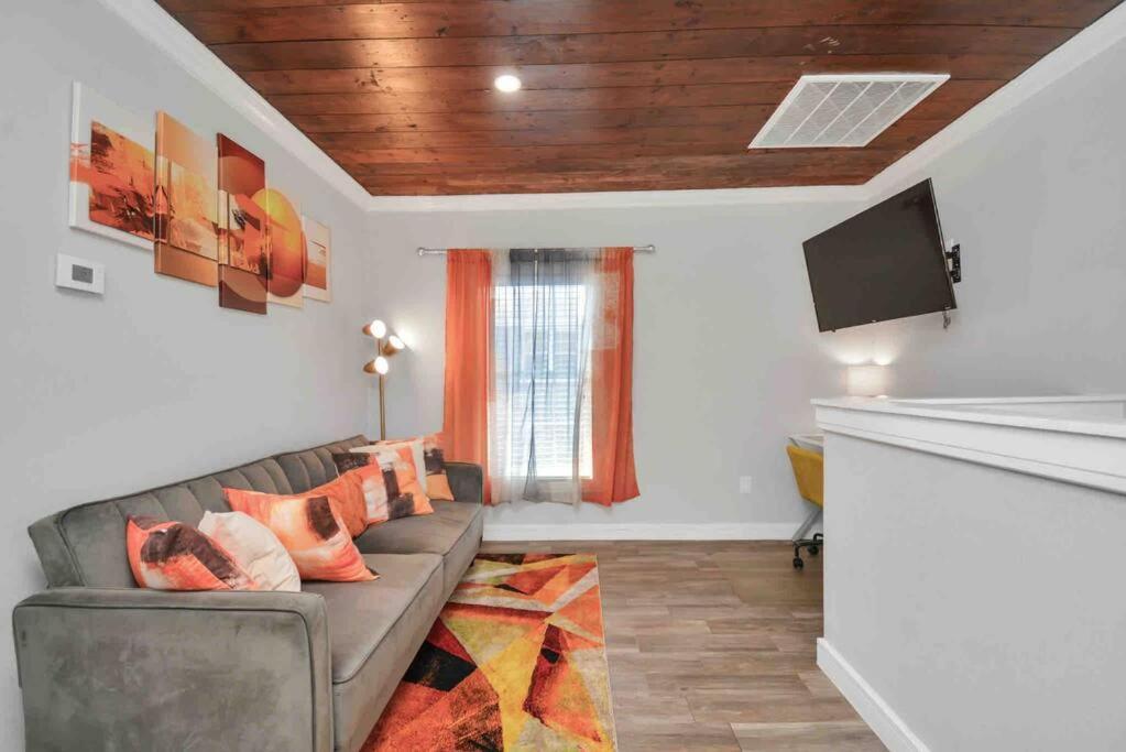 Yellow Gem: Cozy Views & Proximity *