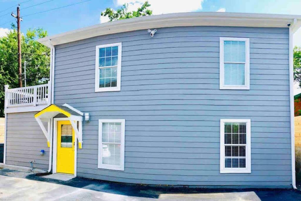 Yellow Gem: Cozy Views & Proximity Apartment *