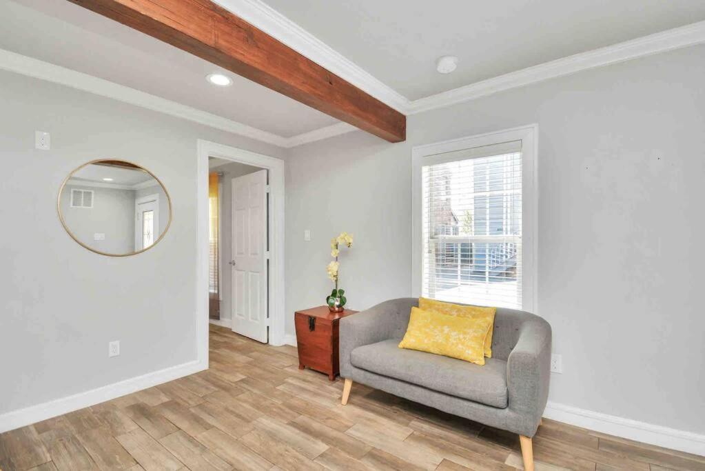 Yellow Gem: Cozy Views & Proximity Houston