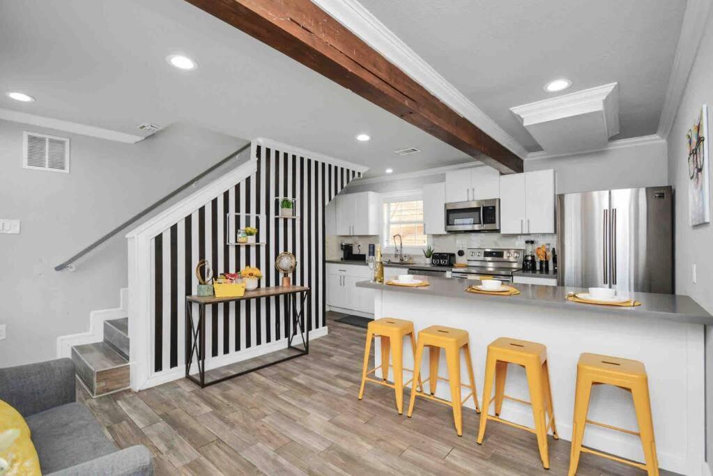 Apartment Yellow Gem: Cozy Views & Proximity *