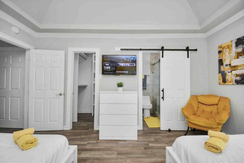 Yellow Gem: Cozy Views & Proximity