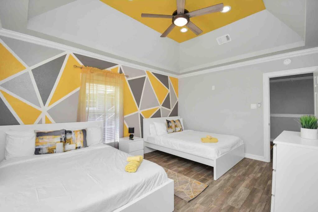 Apartment Yellow Gem: Cozy Views & Proximity